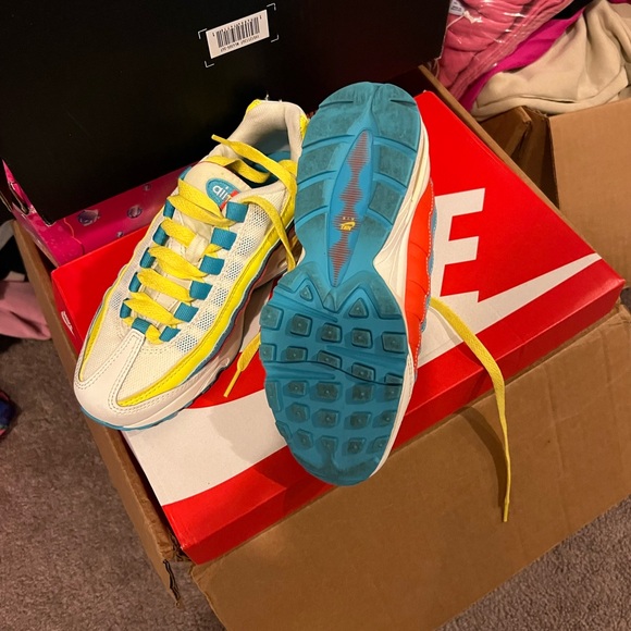 Like New! Nike Air Max Youth Size 4 - Picture 2 of 2